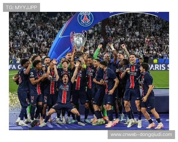 欧冠奖杯巡回展抵达巴黎，青少年足球训练营联动启动